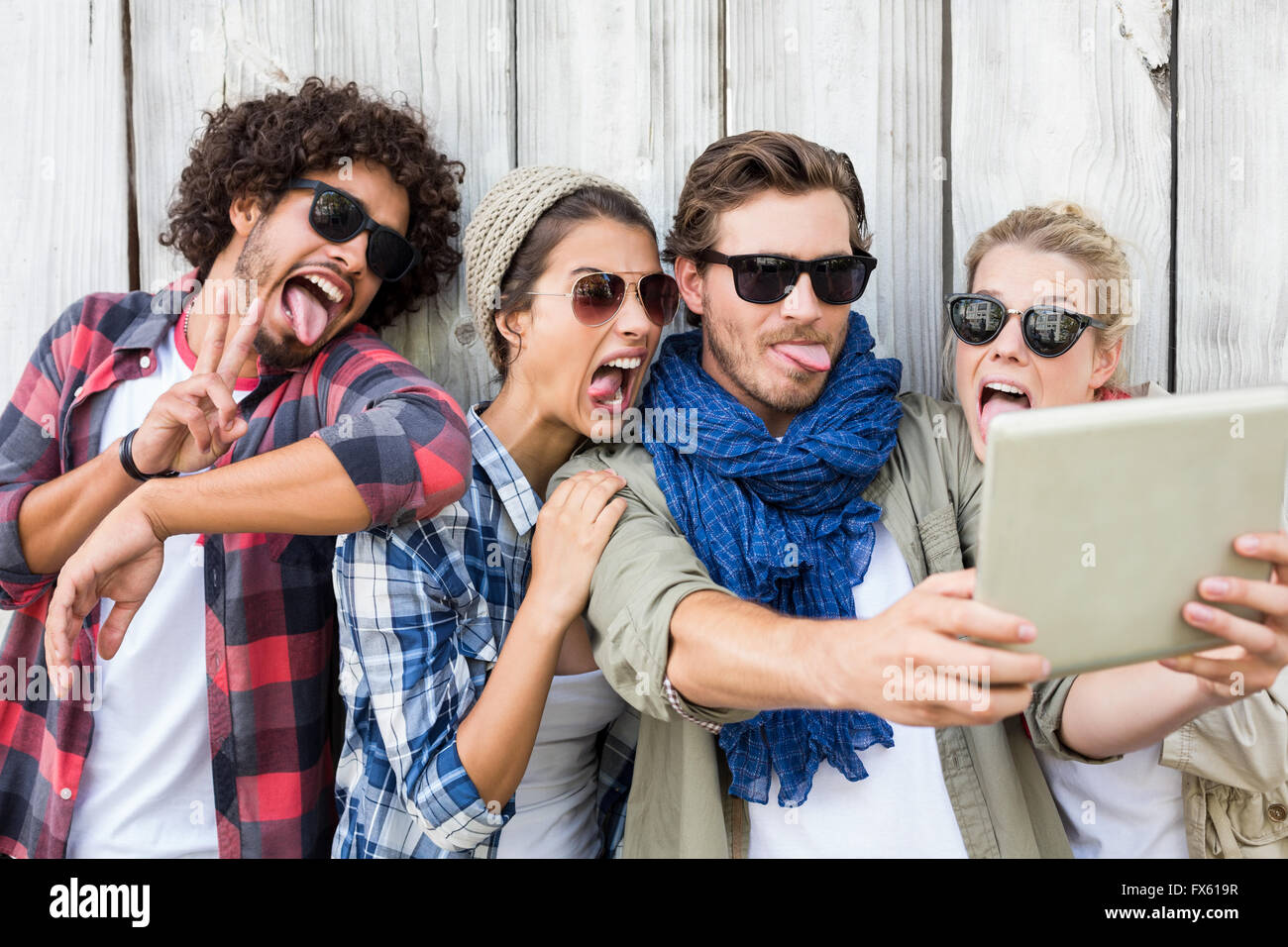 Amici prendendo selfie sulla tavoletta digitale Foto Stock Amici prendendo selfie sulla tavoletta digitale Foto Stock