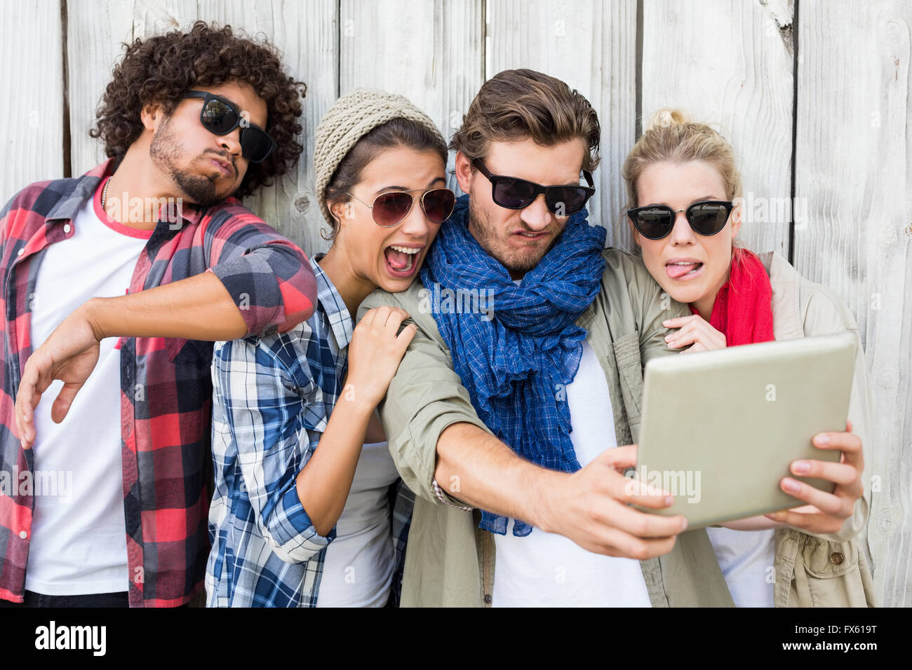 Amici prendendo selfie sulla tavoletta digitale Foto Stock Amici prendendo selfie sulla tavoletta digitale Foto Stock