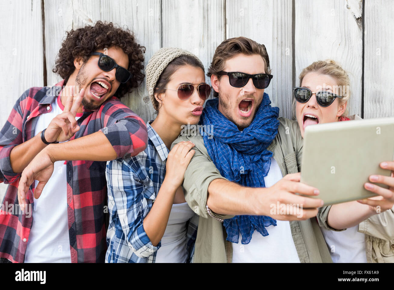 Amici prendendo selfie sulla tavoletta digitale Foto Stock Amici prendendo selfie sulla tavoletta digitale Foto Stock
