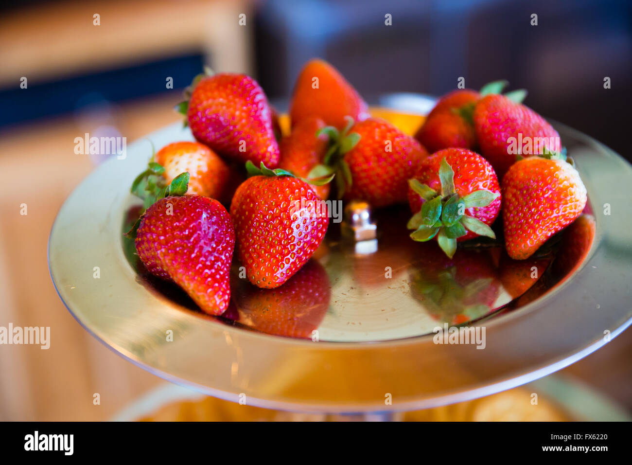 Rosso fragole su un piatto d'argento un ricevimento di matrimonio. Foto Stock