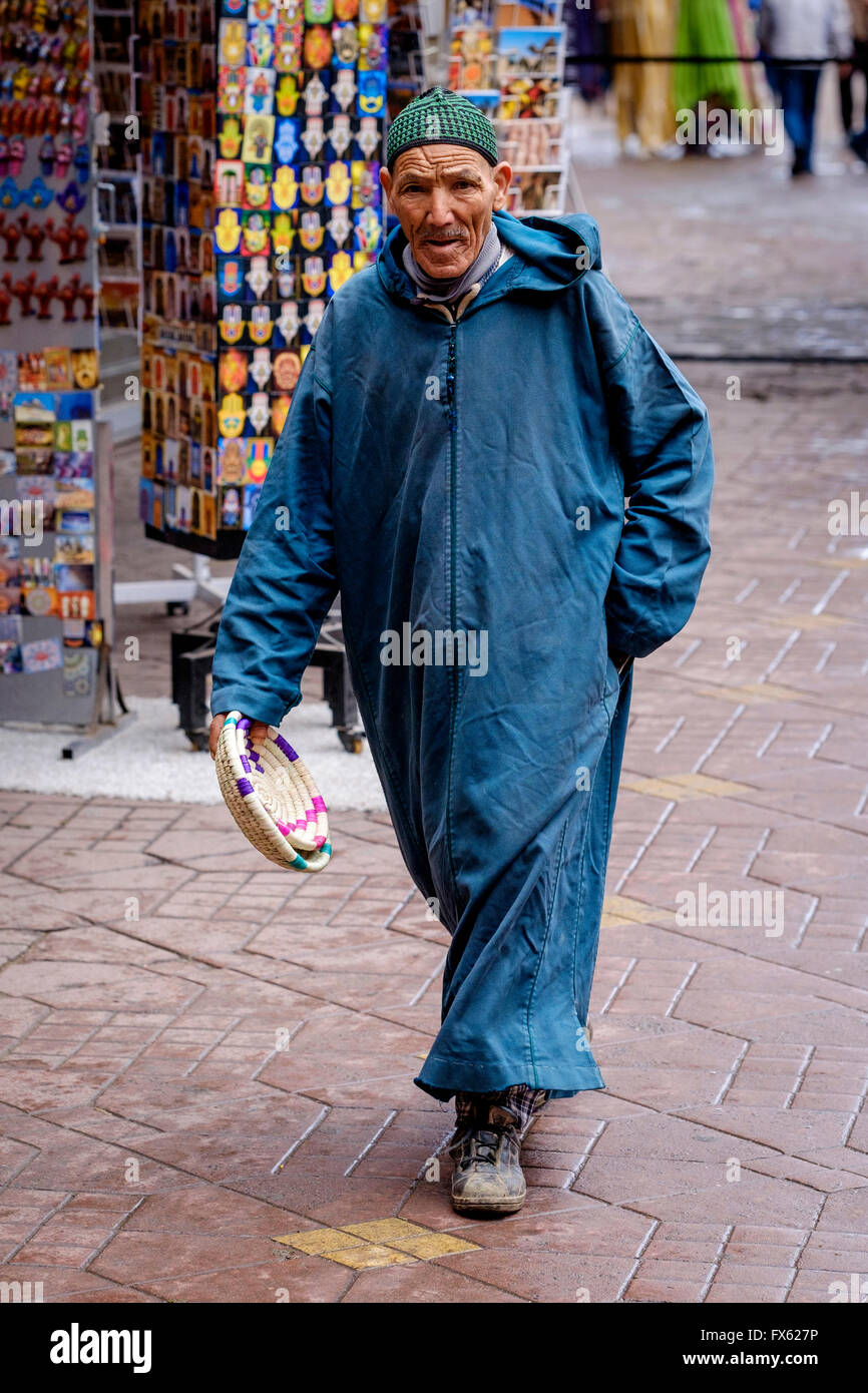 Un Uomo In Abito Tradizionale Passeggiate Attraverso La Medina Di Marrakech Marocco Africa Del Nord Foto Stock Alamy