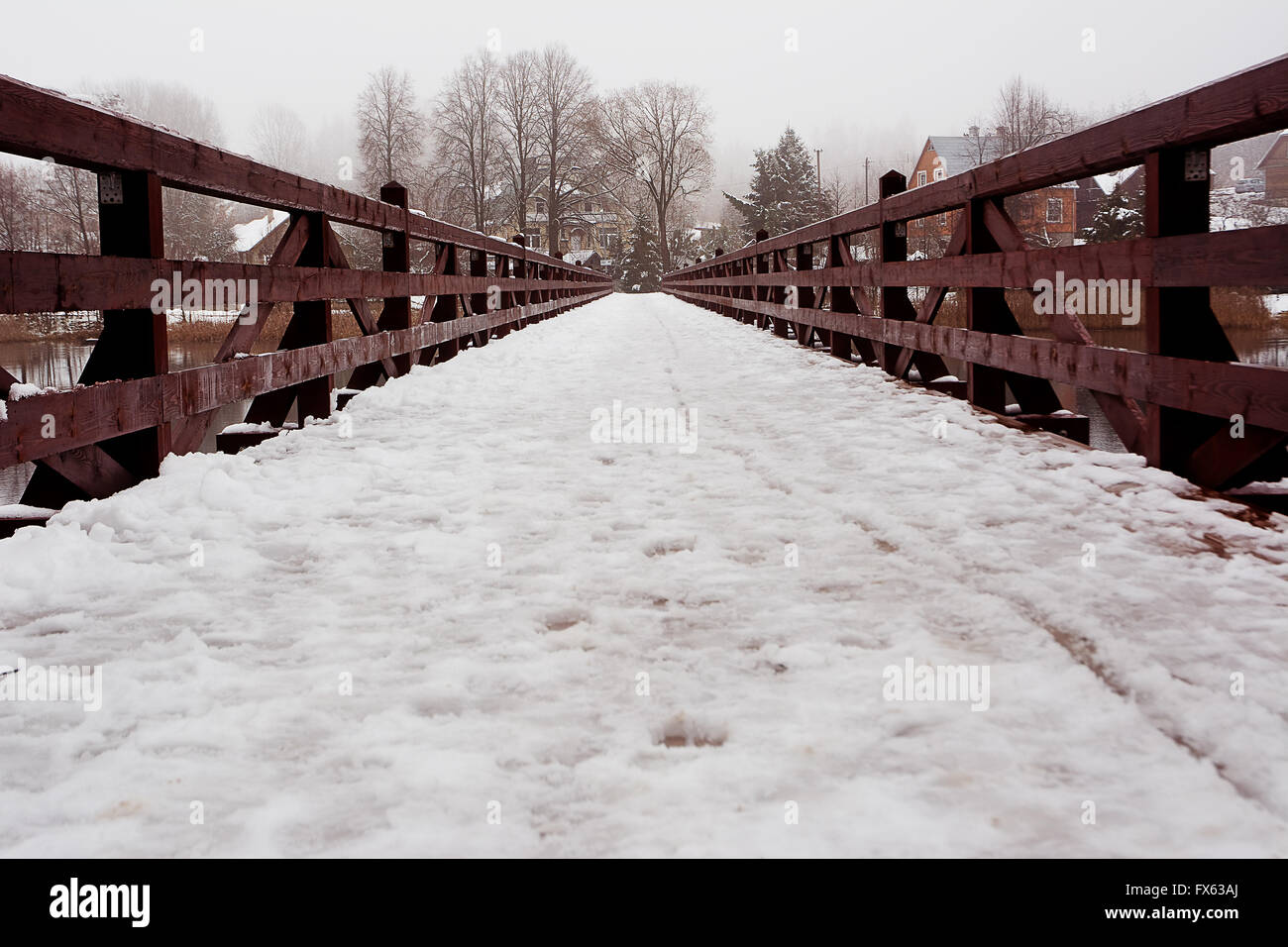 Ponte con la neve in inverno a Trakai Foto Stock