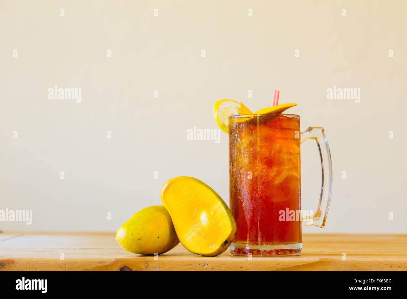 Alcolica tè dolce con frutta simile a una lunga isola tè freddo in un ristorante messicano bar. Foto Stock