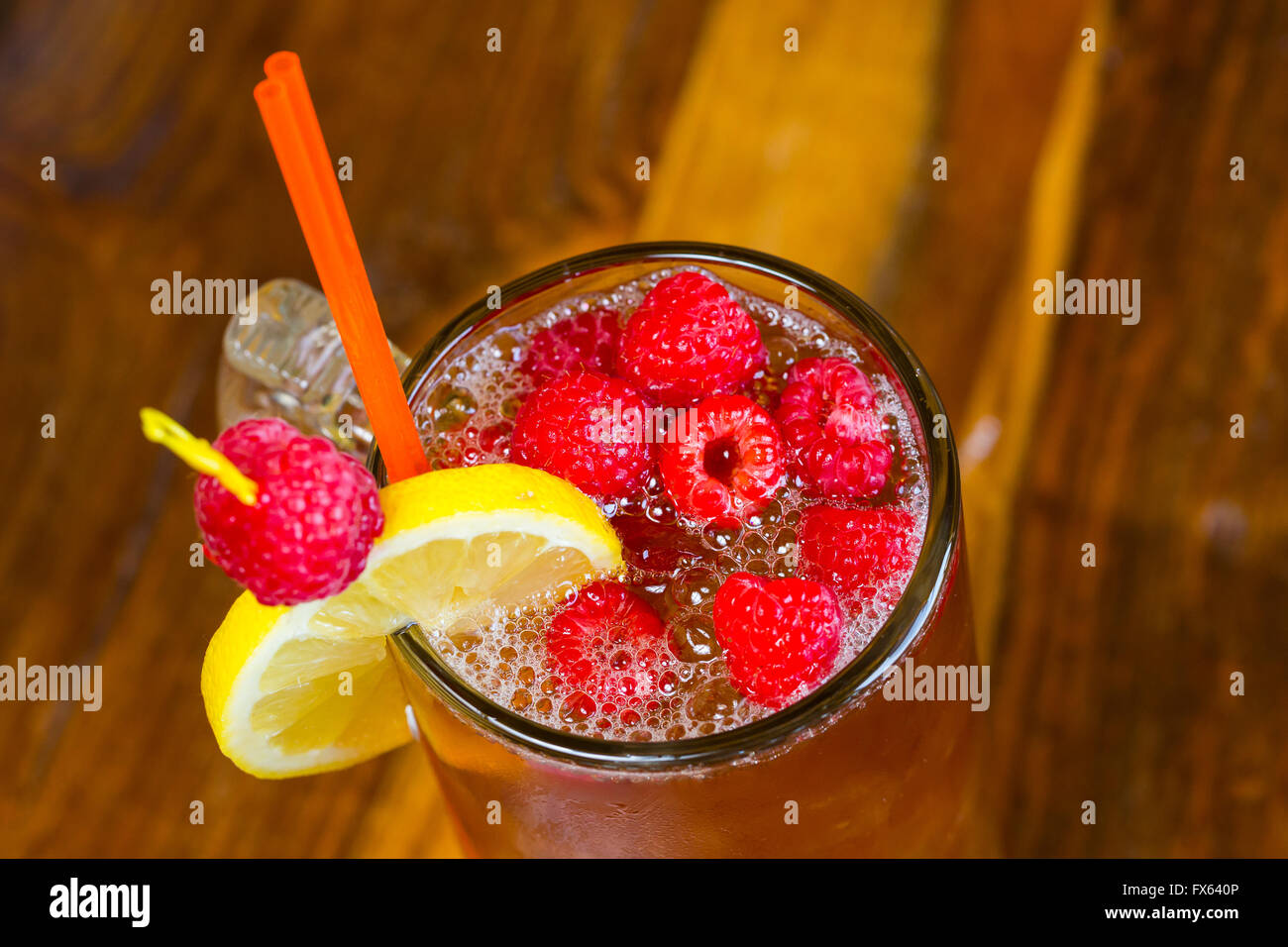 Alcolica tè dolce con frutta simile a una lunga isola tè freddo in un ristorante messicano bar. Foto Stock