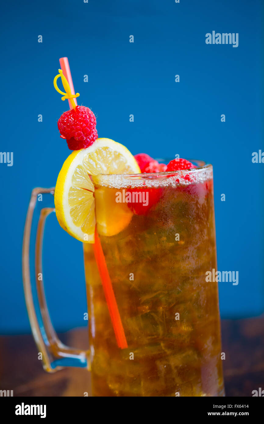 Alcolica tè dolce con frutta simile a una lunga isola tè freddo in un ristorante messicano bar. Foto Stock