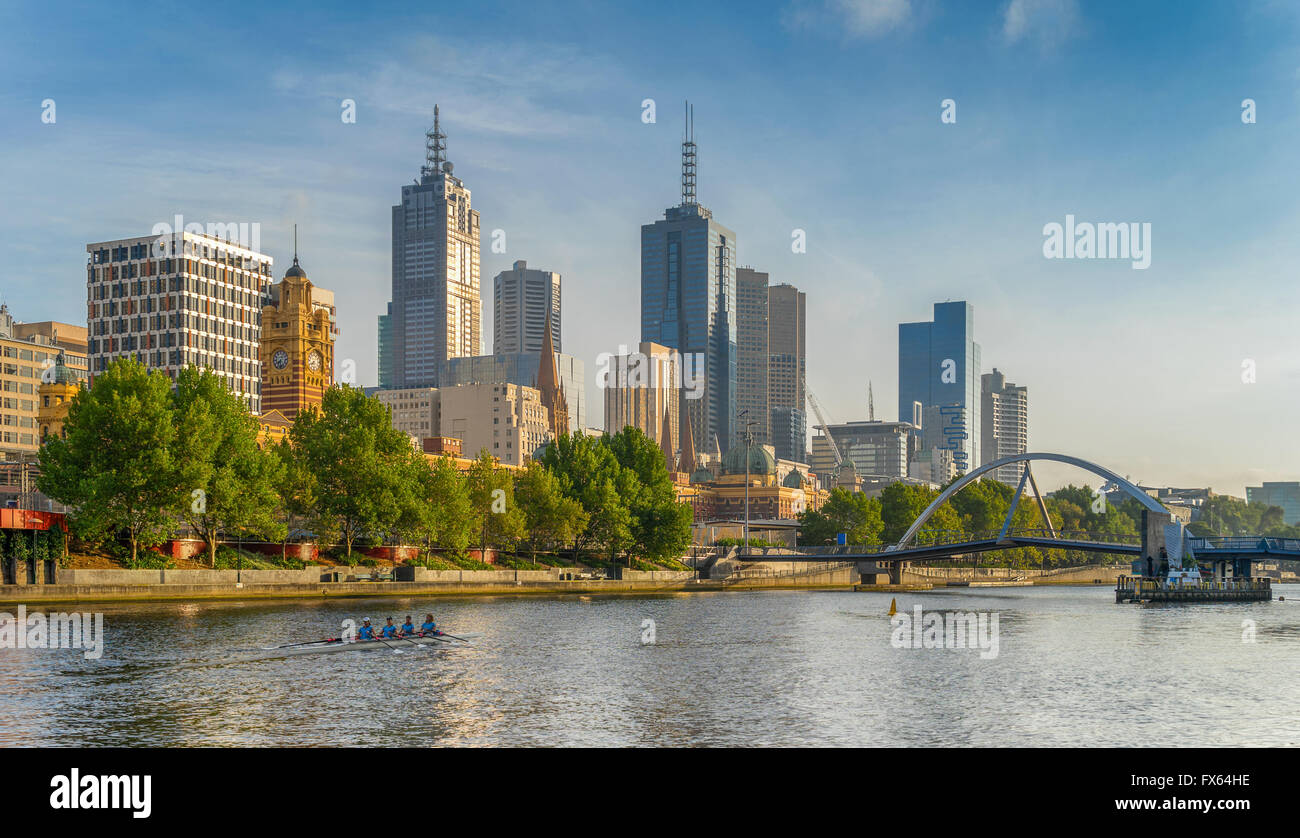 Guardando attraverso il fiume Yarra a Melbourne Foto Stock