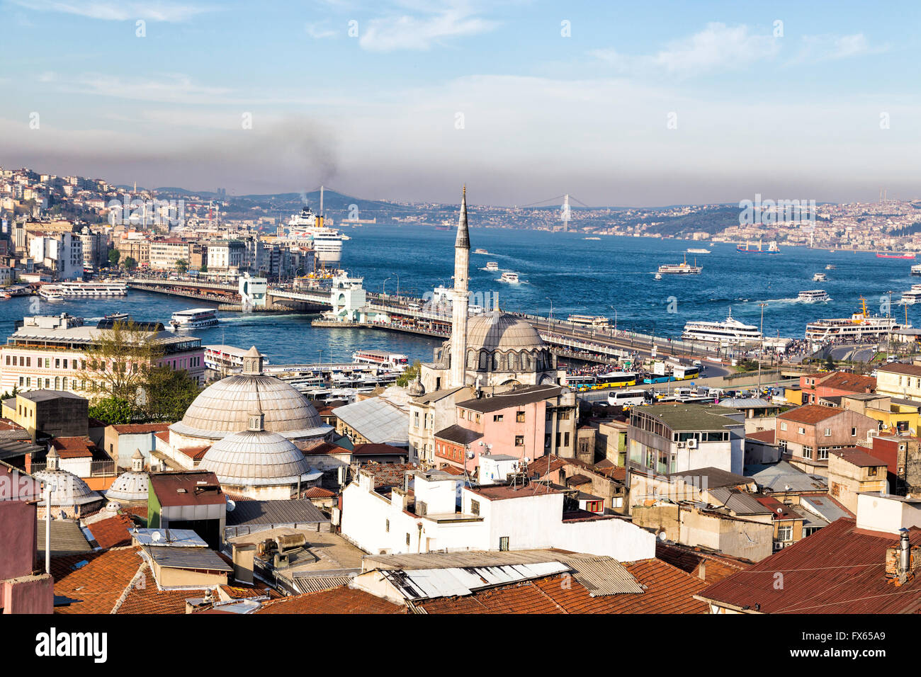 Nuova Moschea, Yeni Cami, con Galata e Ponte sul Bosforo vicino al Golden Horn vista di sfondo Foto Stock