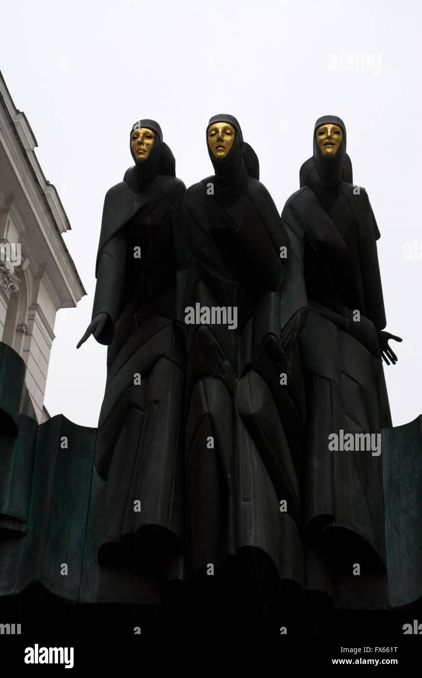 Tre Muse sulla sommità del teatro di Vilnius Foto Stock