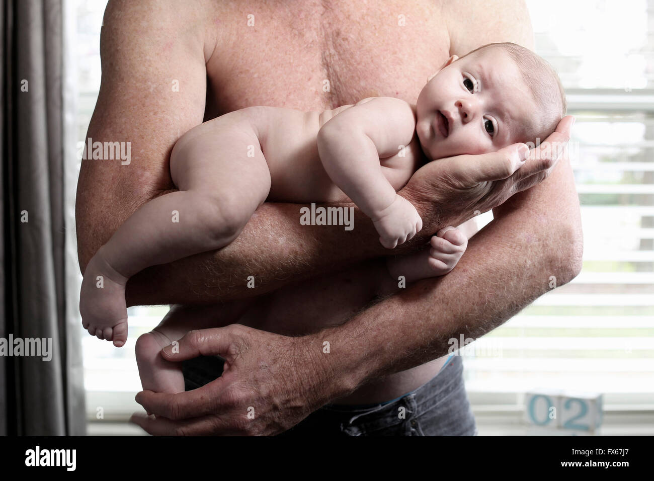 Padre holding baby figlio Foto Stock