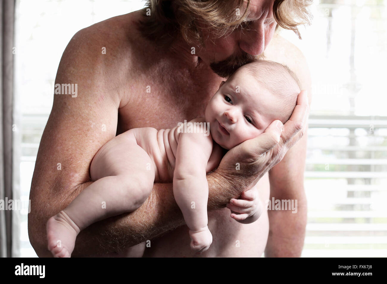 Padre kissing baby figlio Foto Stock
