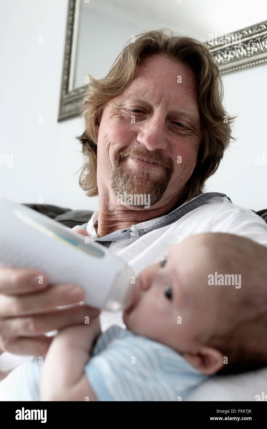 Padre alimentazione figlio bambino Foto Stock