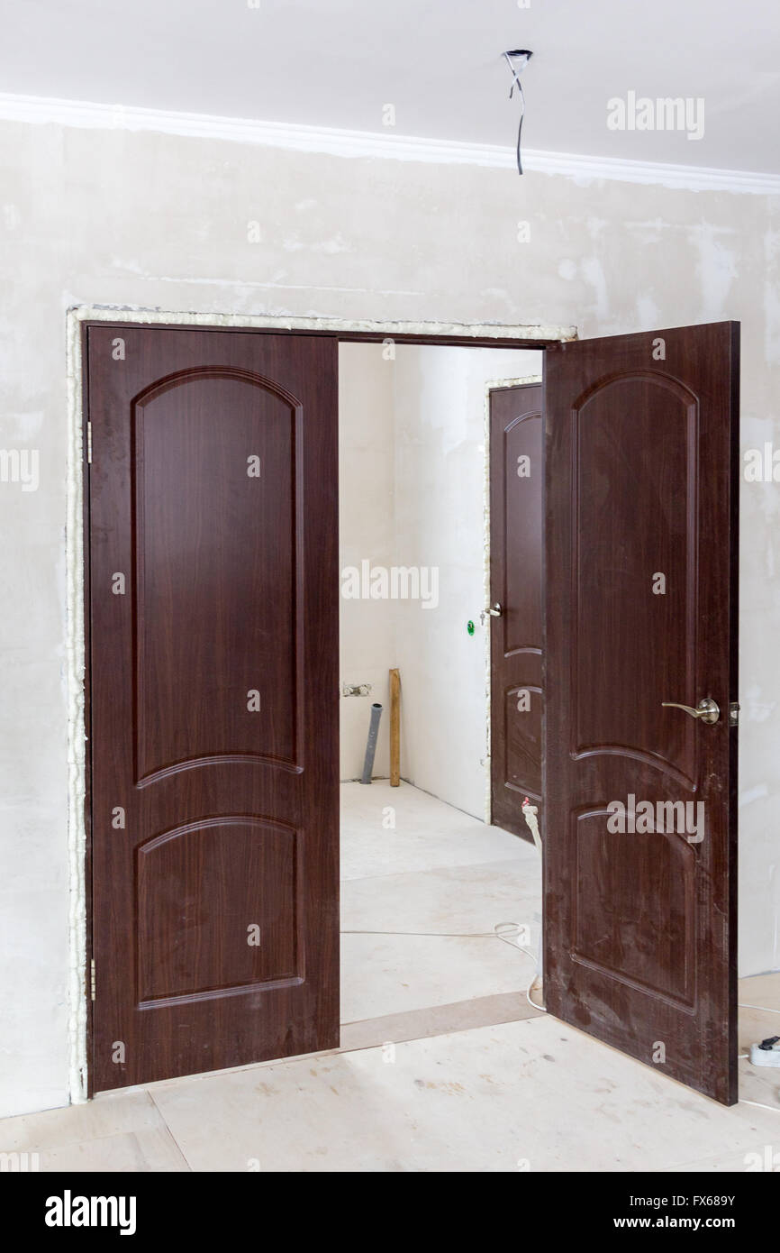 Appena installato porta in apertura di porta riempita con schiuma Foto Stock
