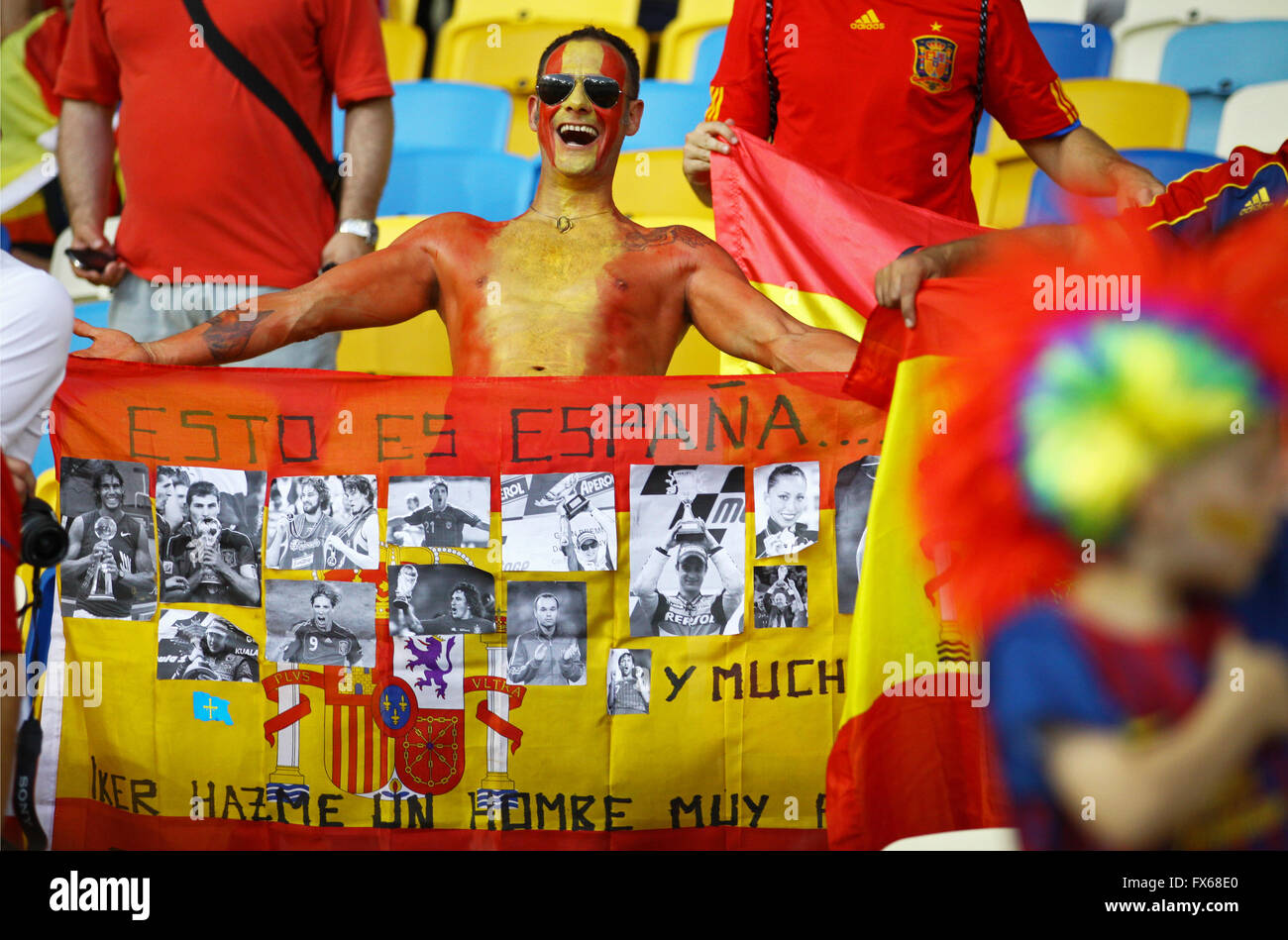 Kiev, Ucraina - 1 Luglio 2012: Spagna nazionale di calcio sostenitori mostrano il loro sostegno durante UEFA EURO 2012 finale di campionato gioco a NSC Olympic Stadium a Kiev, Ucraina Foto Stock