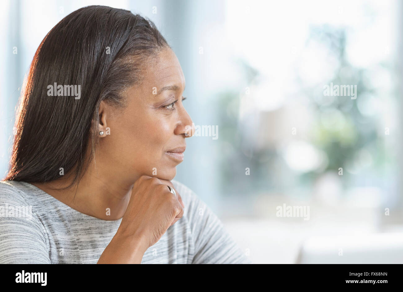 Close up di sorridere razza mista donna Foto Stock