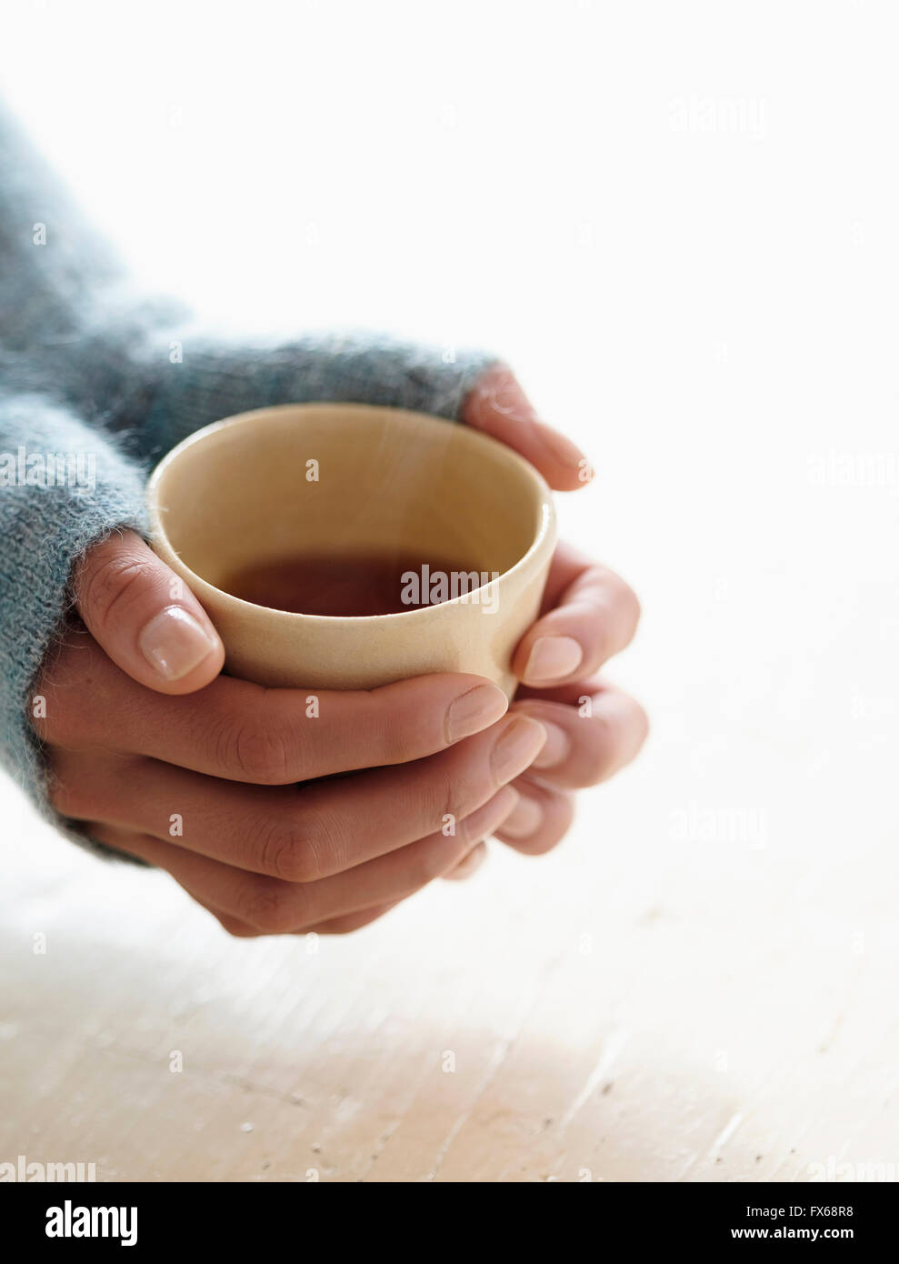 Donna ispanica holding tazza di tè Foto Stock