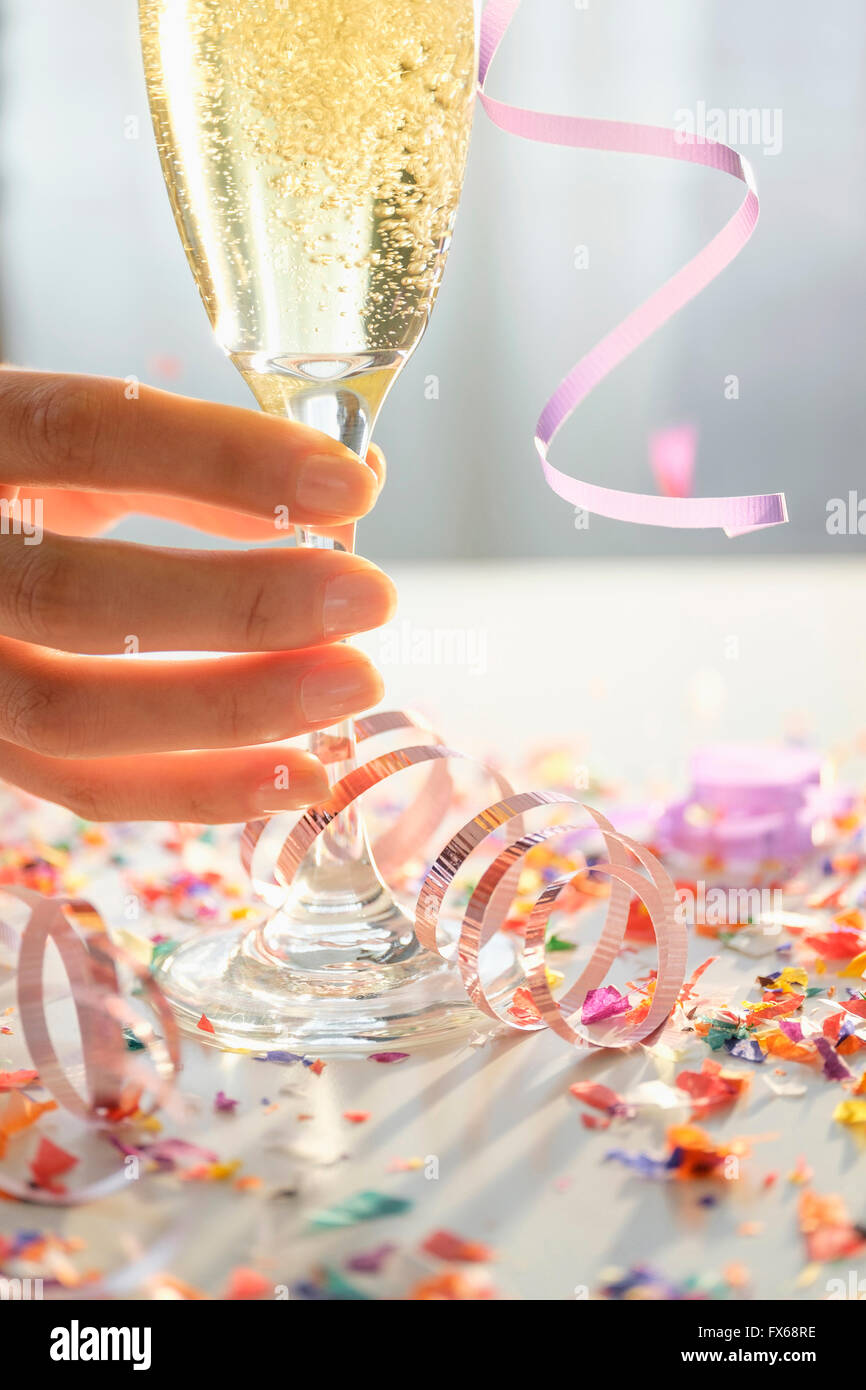 Donna ispanica tenendo un bicchiere di champagne Foto Stock