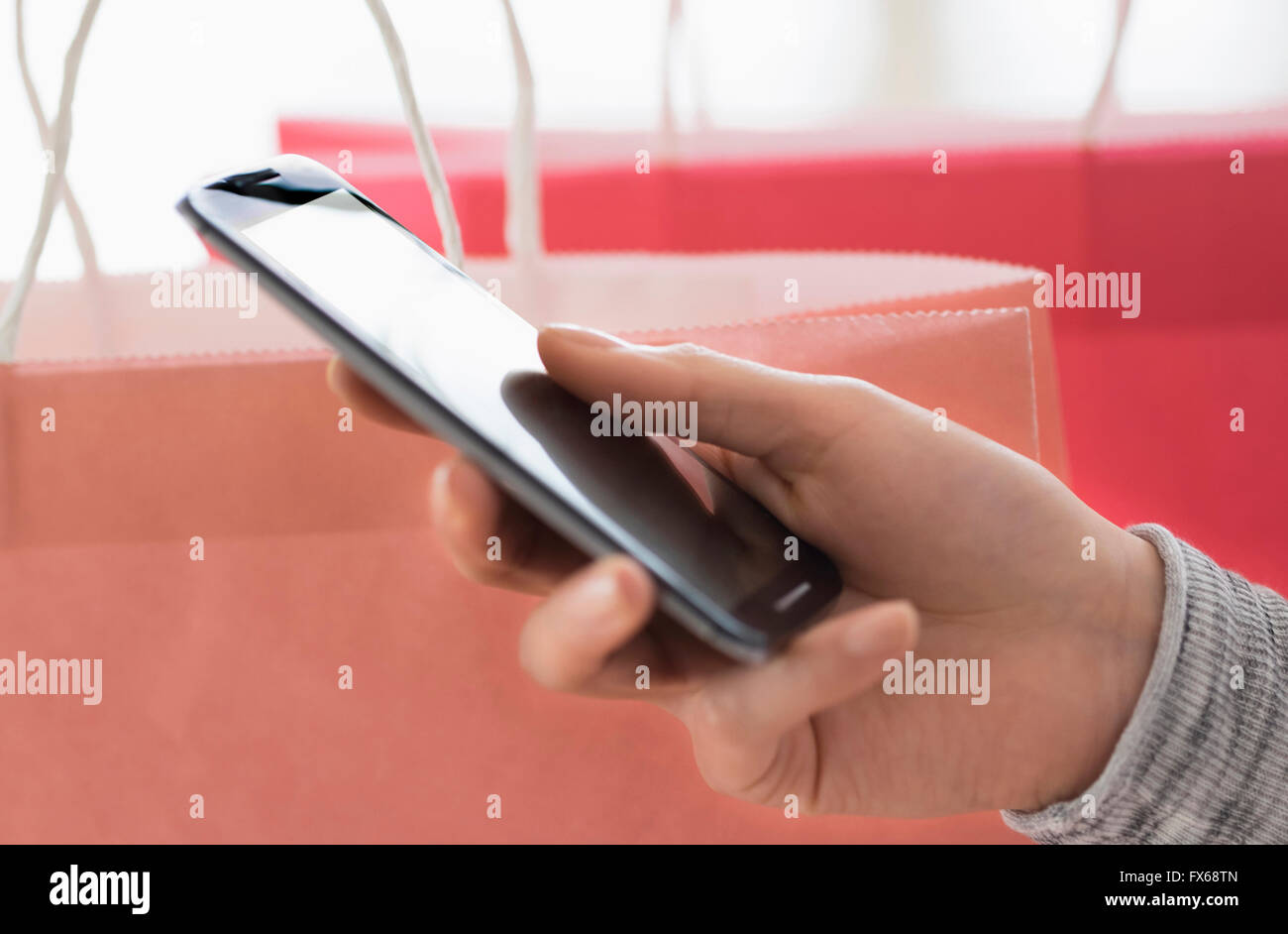 Donna ispanica azienda telefono cellulare Foto Stock