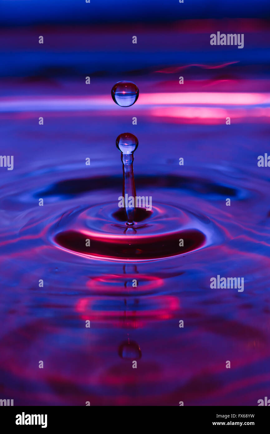 Bella colorata spruzzi di acqua dalla caduta di caduti Foto Stock