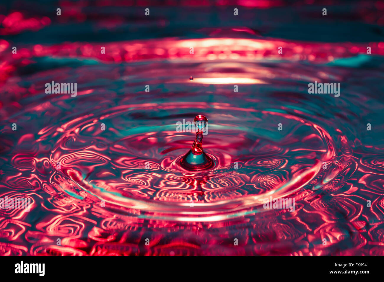 Bella colorata spruzzi di acqua dalla caduta di caduti Foto Stock