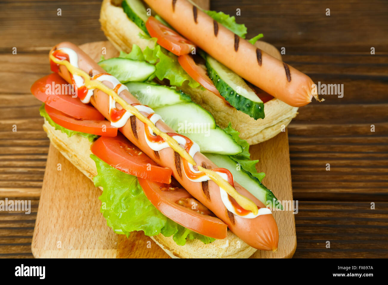 Spicy hotdog con verdure fresche Foto Stock