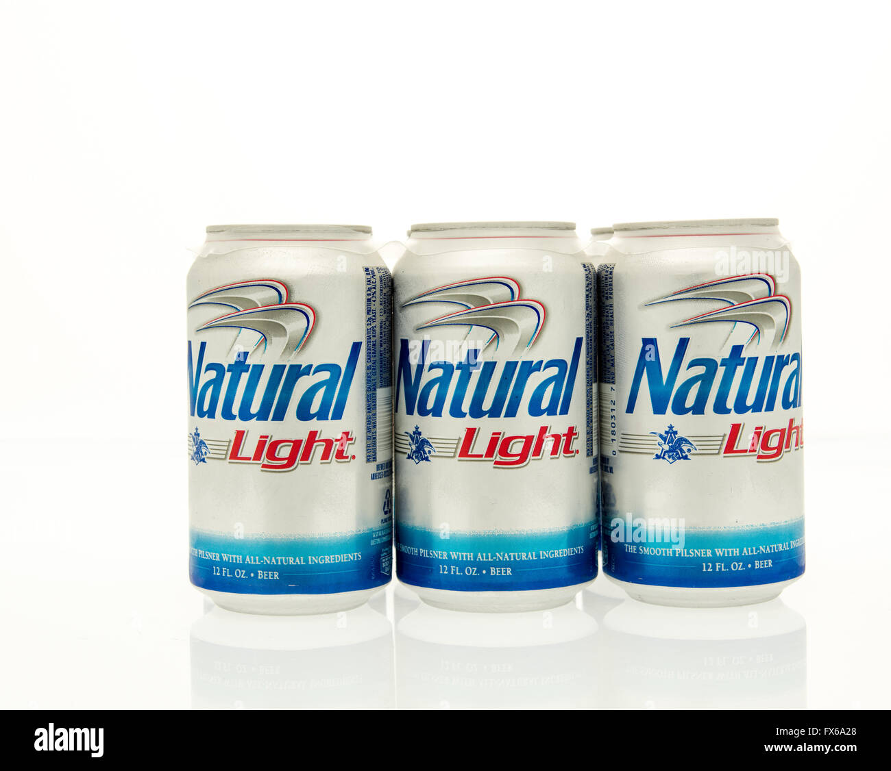 Winneconne, WI - 15 Marzo 2016: Un six pack di luce naturale la birra in una lattina. Foto Stock