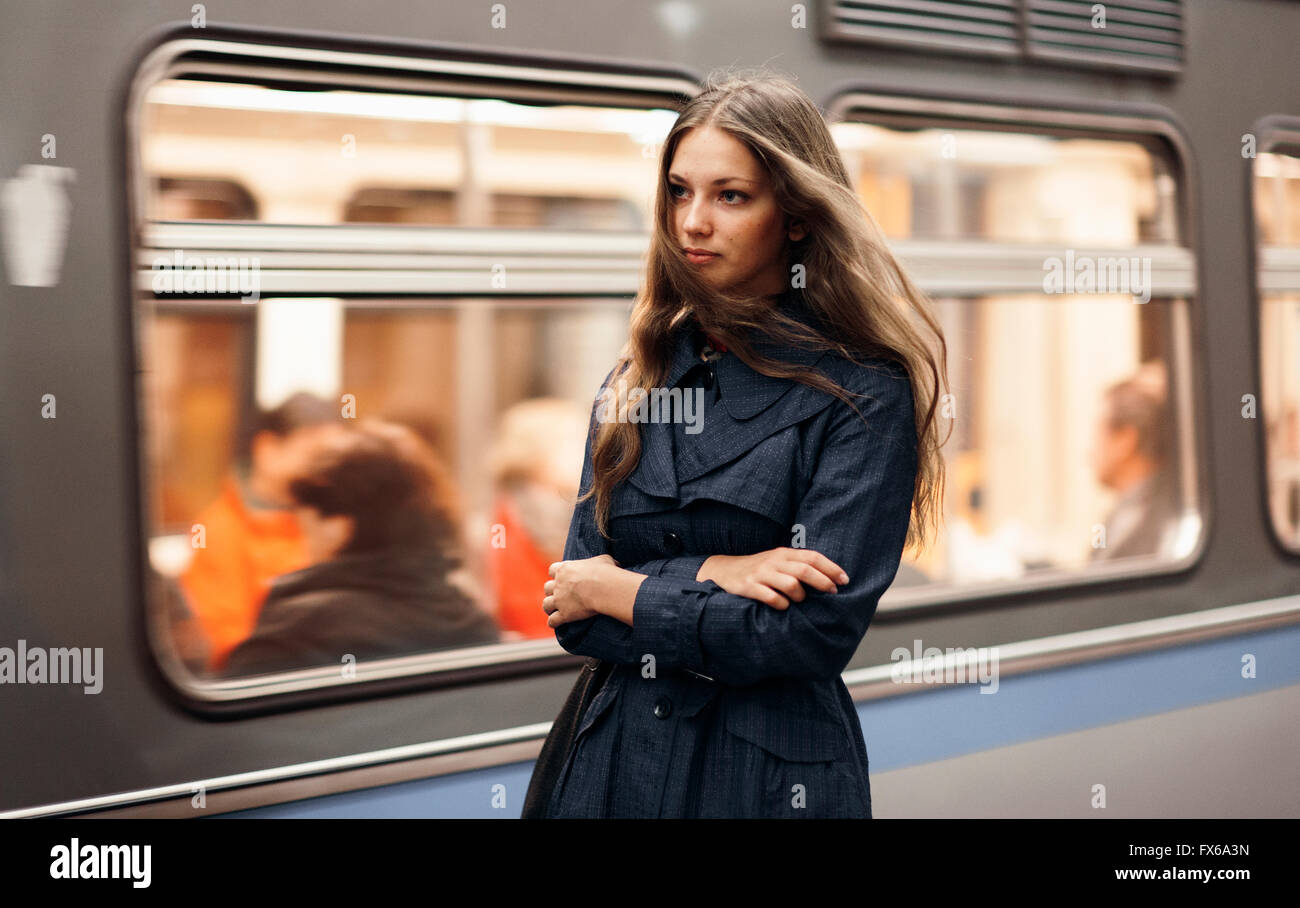 La donna caucasica in attesa per il treno della metropolitana Foto Stock