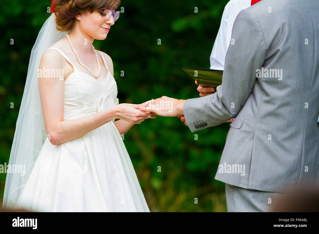 Coriandoli gettati in sposa e lo sposo alla cerimonia di nozze Foto stock -  Alamy