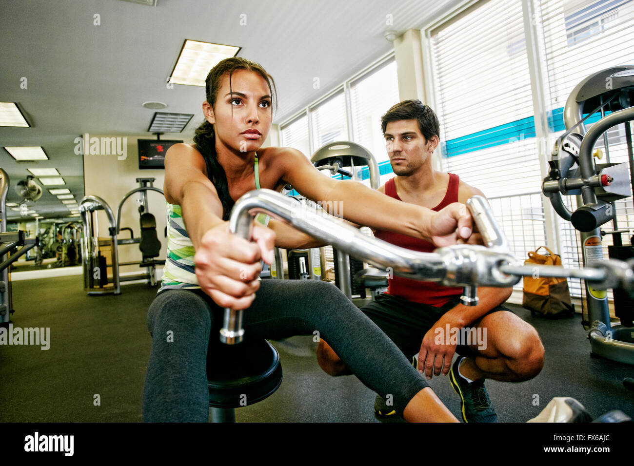 La donna che lavora fuori con trainer in palestra Foto Stock