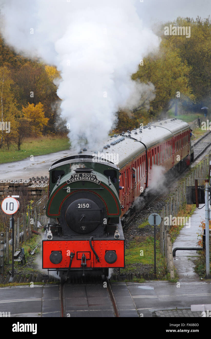 Un treno a vapore che arrivano al patrimonio Elsecar stazione ferroviaria, Barnsley, South Yorkshire, Regno Unito. Immagine: Scott Bairstow/Alamy Foto Stock