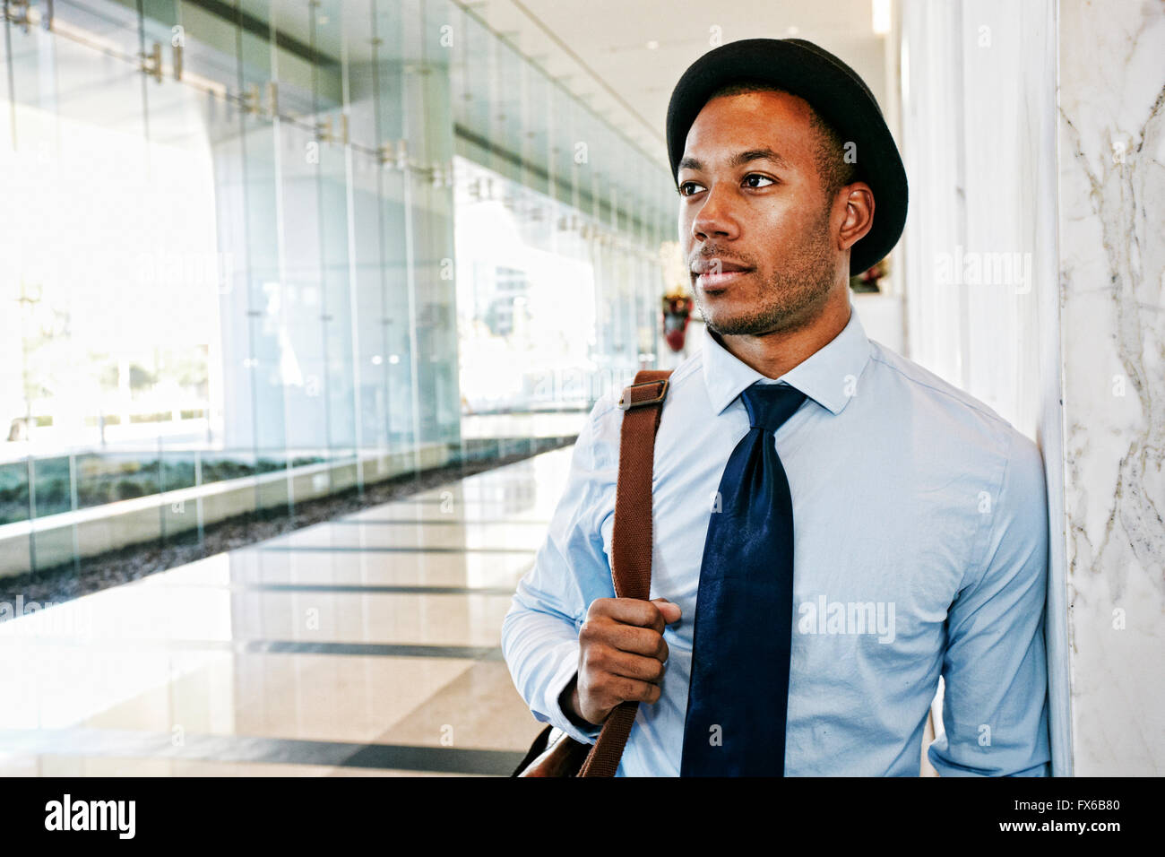 Imprenditore nero in piedi nella lobby di office Foto Stock