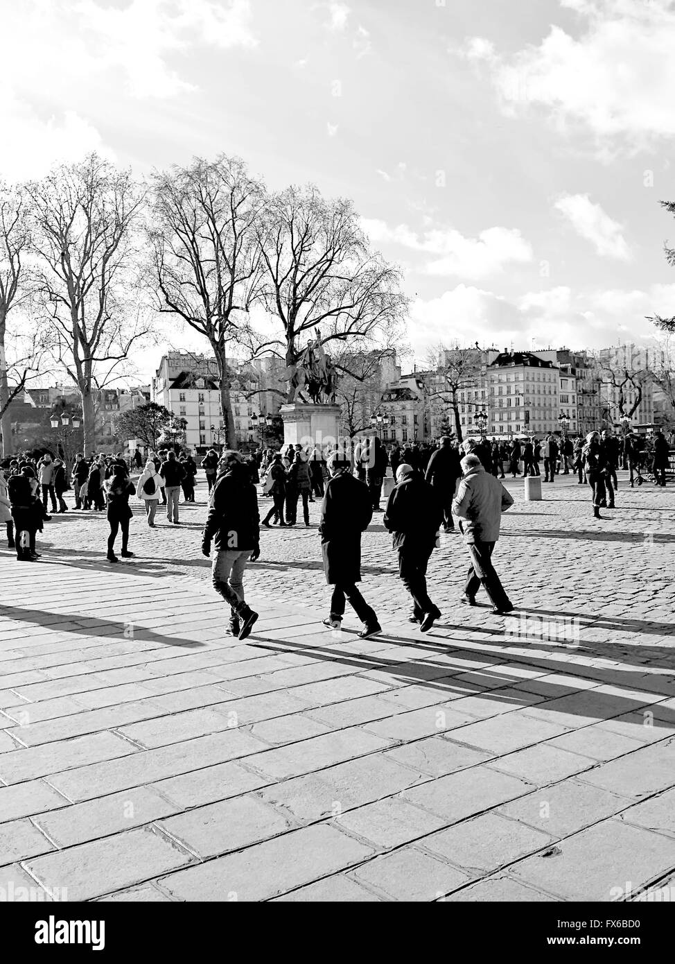 Le persone sono a piedi nella parte anteriore della cattedrale di Notre Dame a Parigi Foto Stock