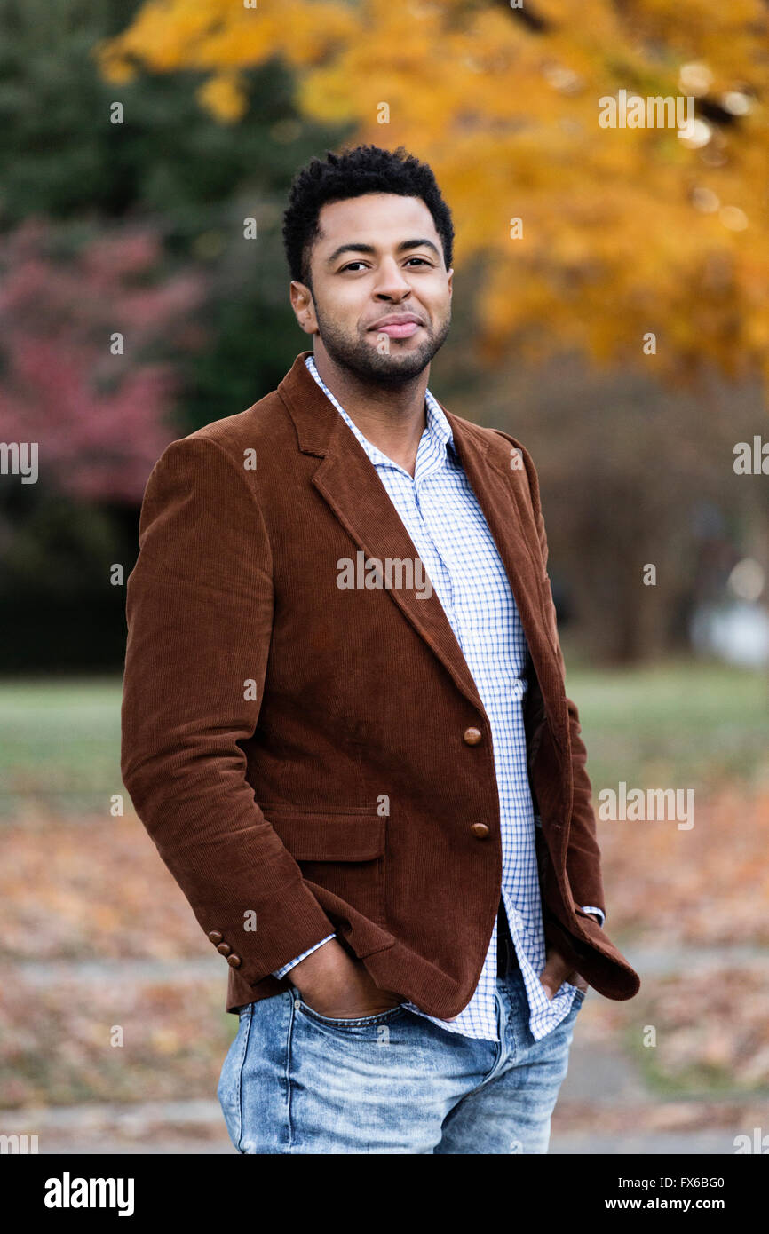 African American businessman sorridente all'aperto Foto Stock
