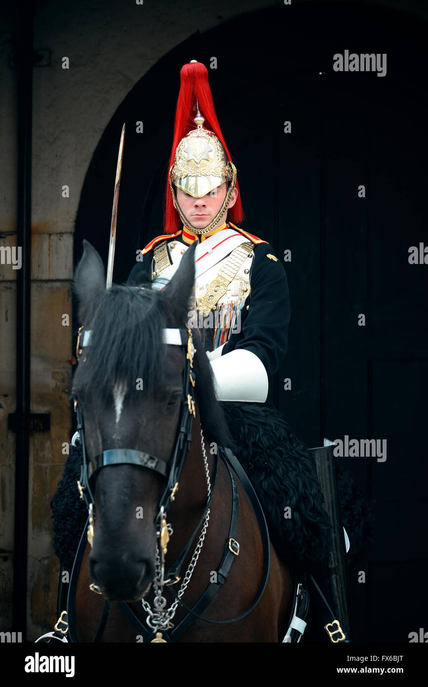 LONDON, Regno Unito - Sep 27: Trooper di Blues e Royals su cavallo al horse guard parade il 27 settembre 2013 a Londra, Regno Unito. Il Blues e il Royals è uno dei due più alti reggimenti dell'Esercito britannico Foto Stock