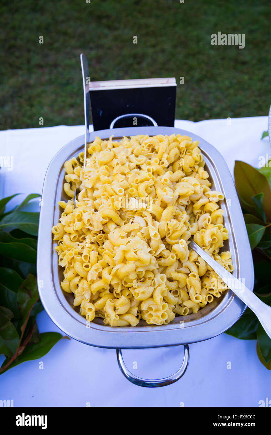 Cena a Buffet al ricevimento di nozze include senza glutine pasta per gli ospiti con allergie alimentari. Foto Stock