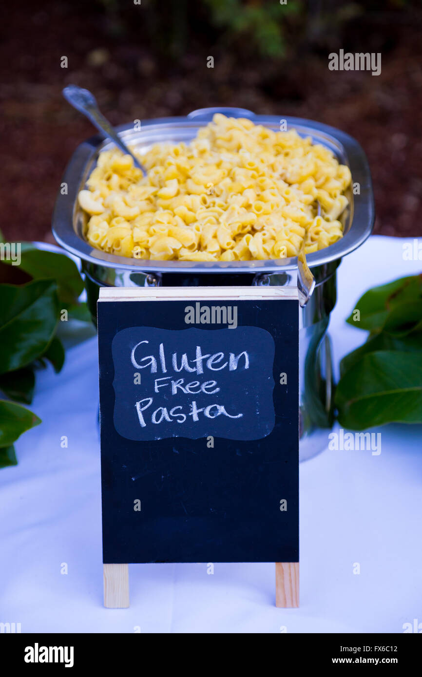 Cena a Buffet al ricevimento di nozze include senza glutine pasta per gli ospiti con allergie alimentari. Foto Stock