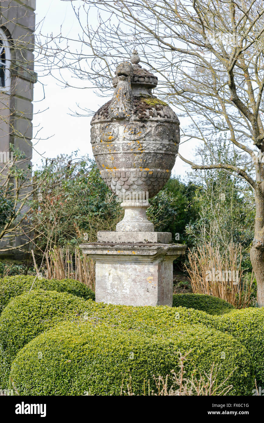Grande pietra ornamentale urn nei giardini di Petworth House & Park, Petworth, West Sussex, Regno Unito Foto Stock