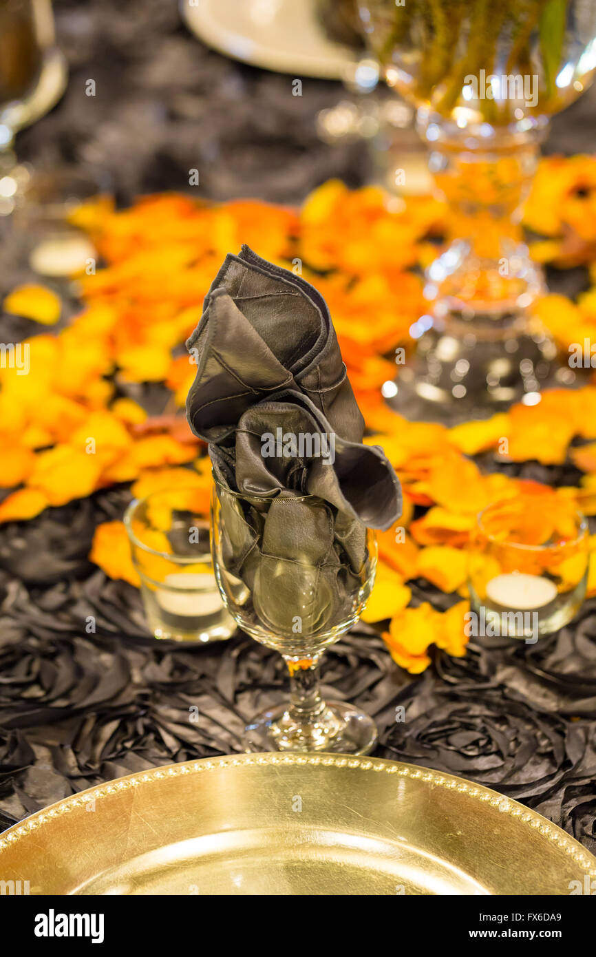 Tovagliolo insaccato in un bicchiere di vino ad un ricevimento di nozze. Foto Stock
