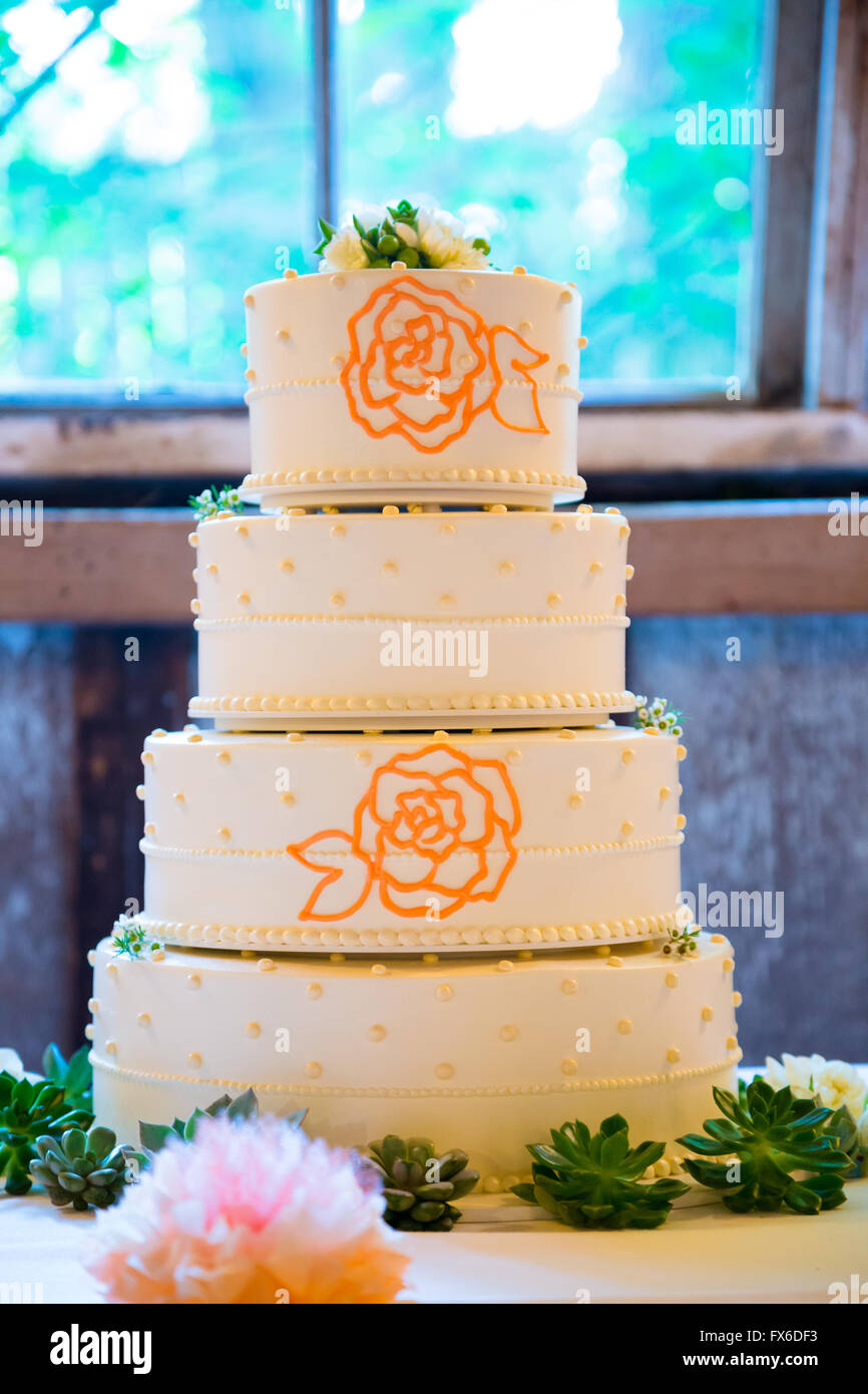 Torta di Nozze per la sposa e lo sposo in occasione di un ricevimento in un vecchio fienile in Oregon. Foto Stock