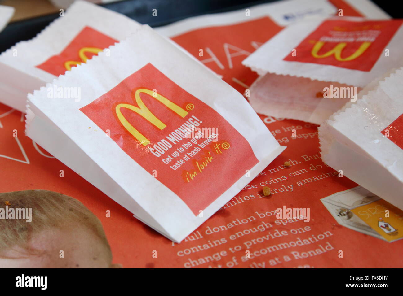 Close up di McDonald's Hash Browns svuotare sacchi su un vassoio Foto Stock