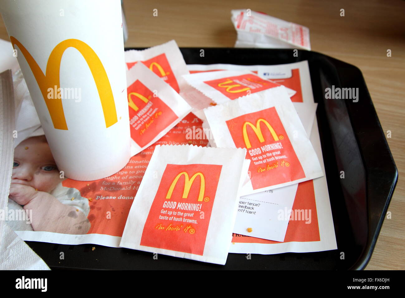 McDonald's Hash Browns di sacchi vuoti e soft drink cup su un vassoio Foto Stock