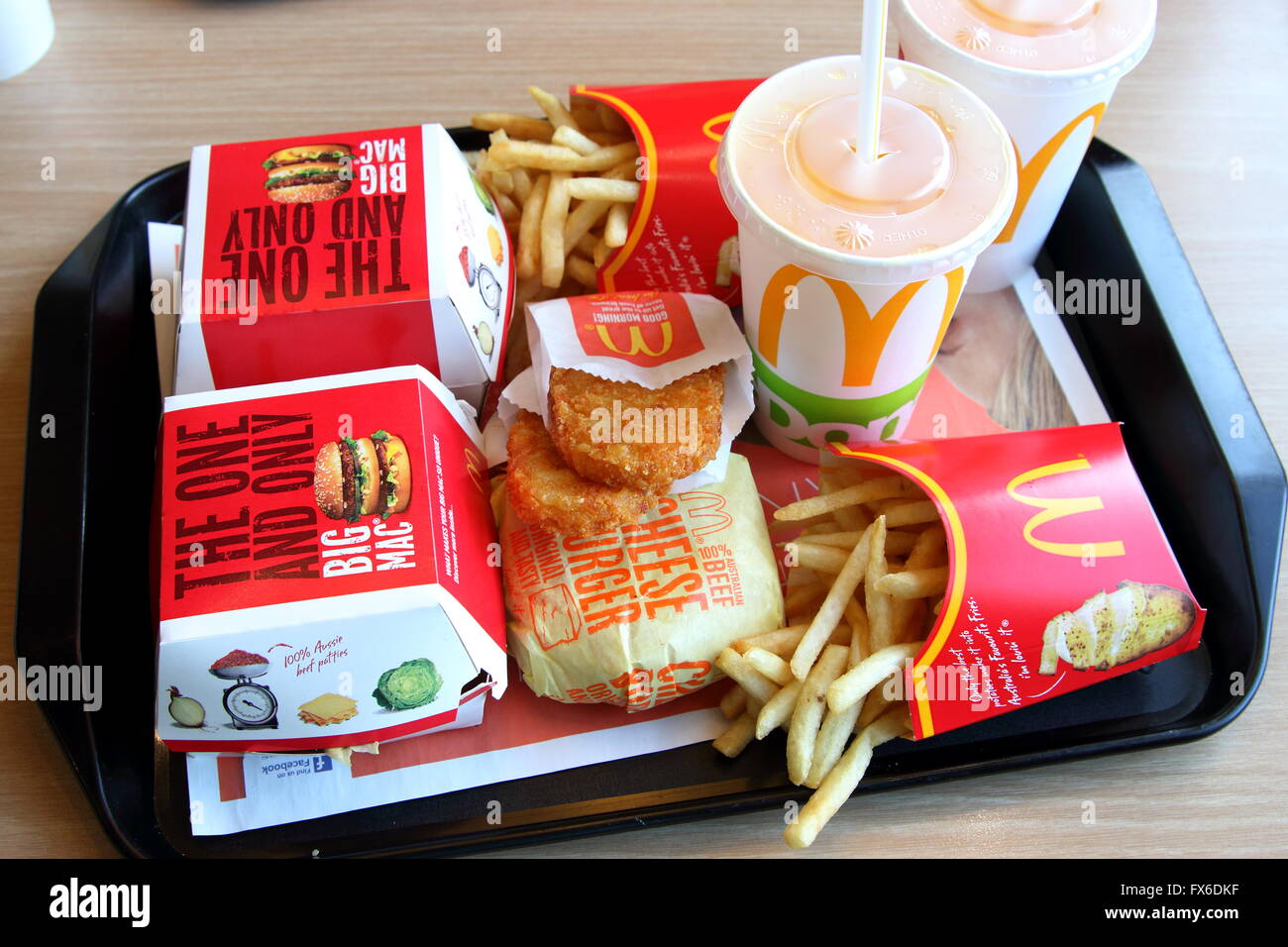 McDonald's pasto - Big Mac e formaggio hamburger, patatine fritte e bere sul vassoio di plastica Foto Stock