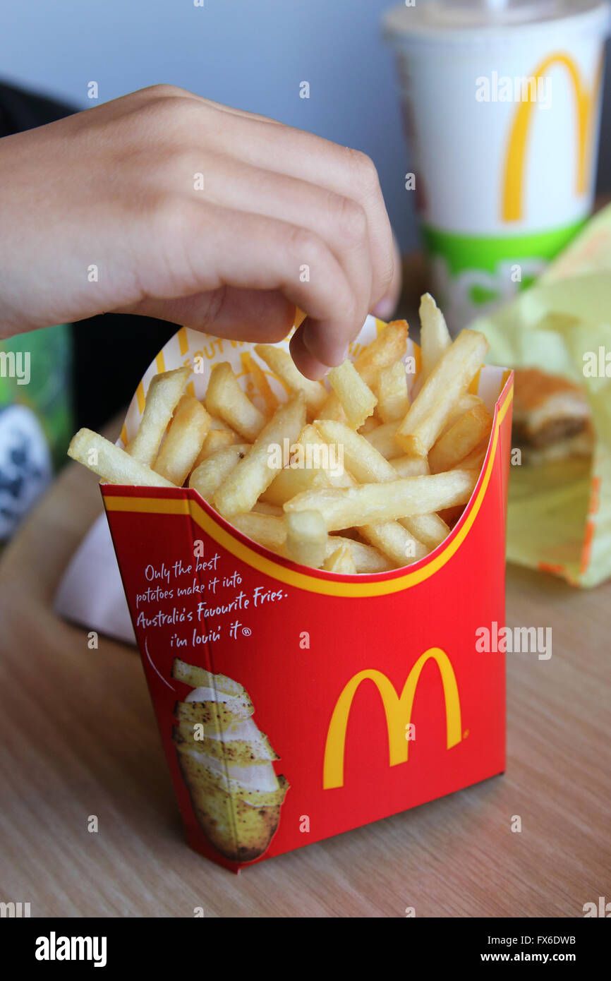 Mangiare McDonald's patatine fritte Foto Stock