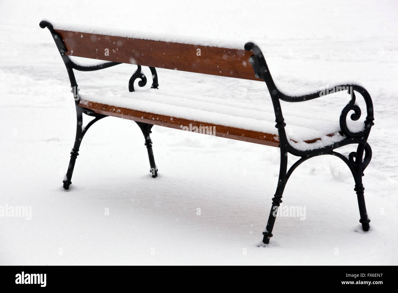 Panchina coperta di neve nella panchina del Parco neve nessuno Foto Stock