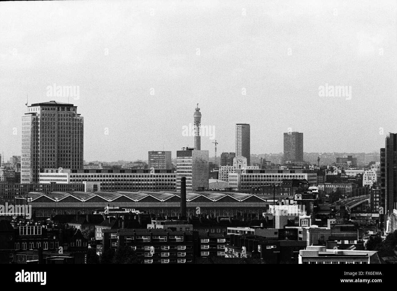 Immagine di archivio di Londra dello skyline della città da Elephant and Castle, 1979, Londra, Inghilterra, prima di grattacieli: la stazione di Waterloo, Modernista Centro Shell da Howard Robertson, 1957-1962; Post Office (ora) BT Tower, da Eric Bedford e G. R. Yeats, 1961-1965; Art Deco Shell Mex House da Ernest Joseph, 1930-1931; Brutalist punto centrale da George Marsh e Richard Seifert, 1963-1966; Modernista Torre di Euston, 1965/70 da Eric Firmin & Partners Foto Stock