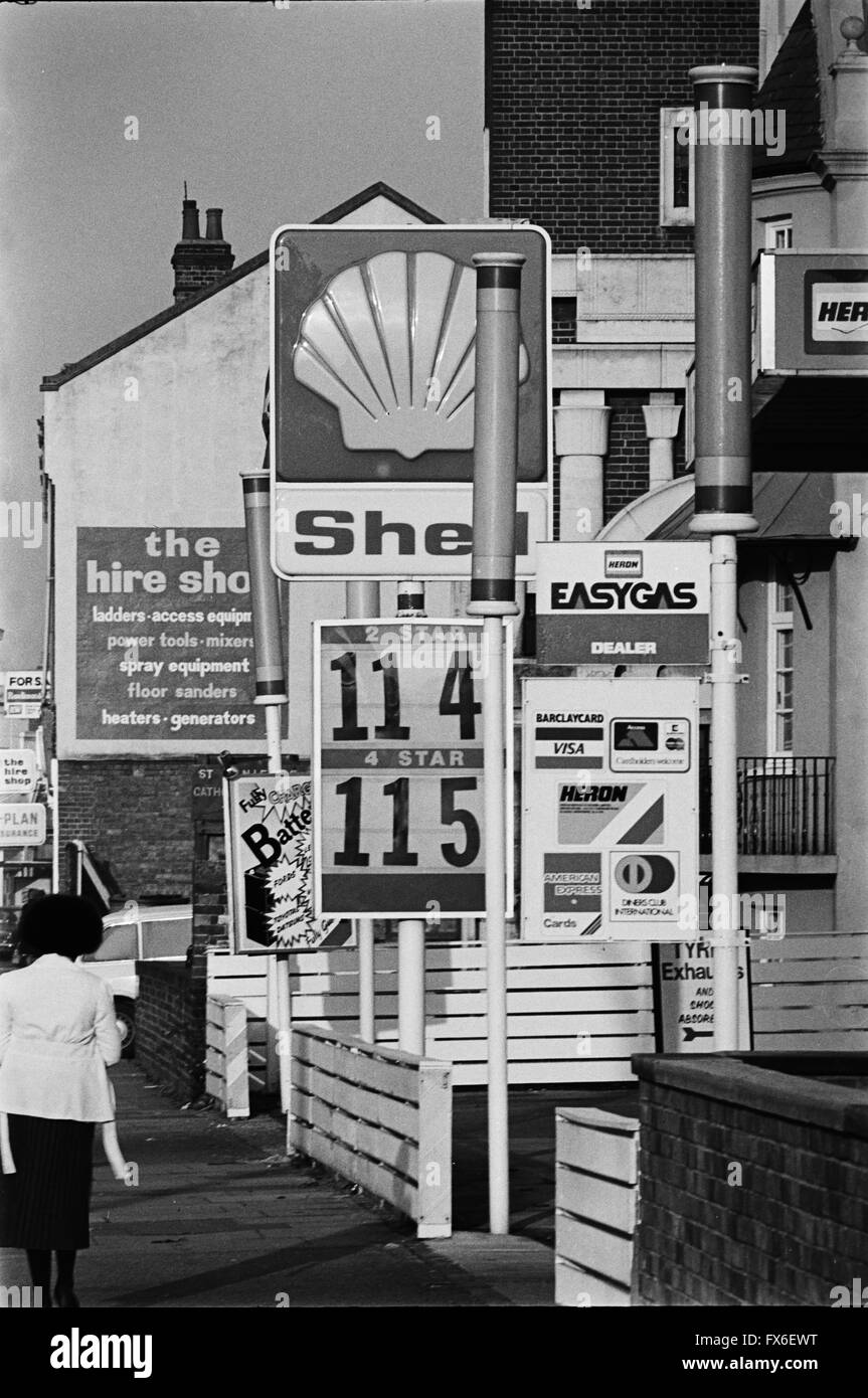 Immagine di archivio di un distributore di benzina Shell che mostra il prezzo di 2 stelle di benzina a £1.14 per gallone e 3 stella a £1.15 per gallone, Lambeth, Londra, Inghilterra, 1979 Foto Stock