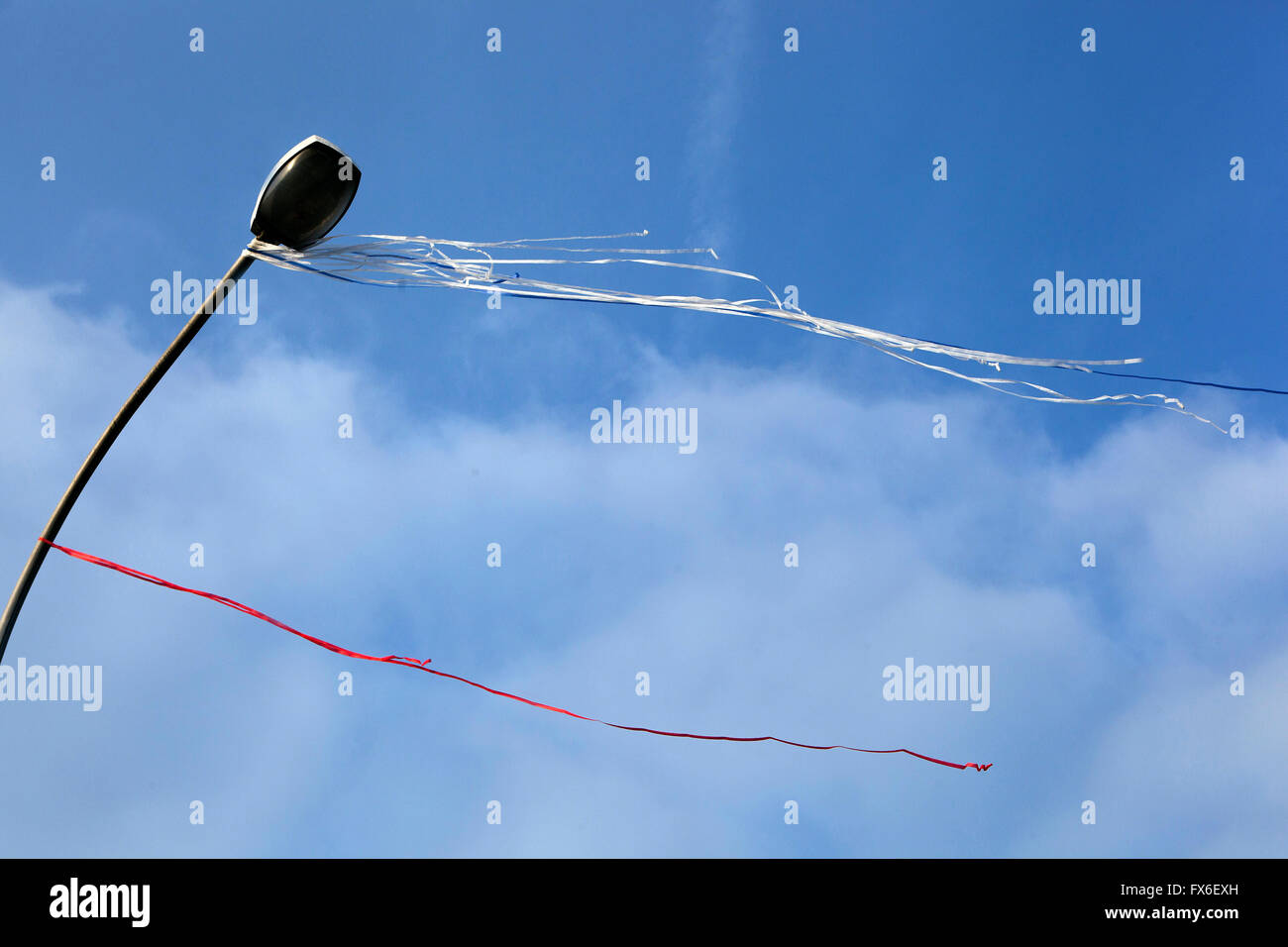 Nastri colorati che fluttua nel vento Foto Stock