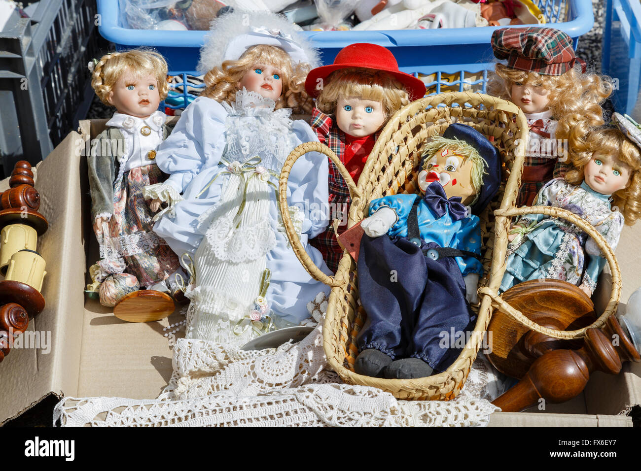 Bambole in vendita su un video-grenier, Allègre, Haute Loire, Francia Foto Stock