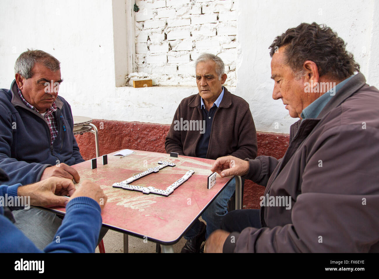 I pescatori gioca domino, porto di pescatori. Sancti Petri, Chiclana de la Frontera, la provincia di Cadiz Cadice Cadice, Andalusia Spagna. Europa Foto Stock