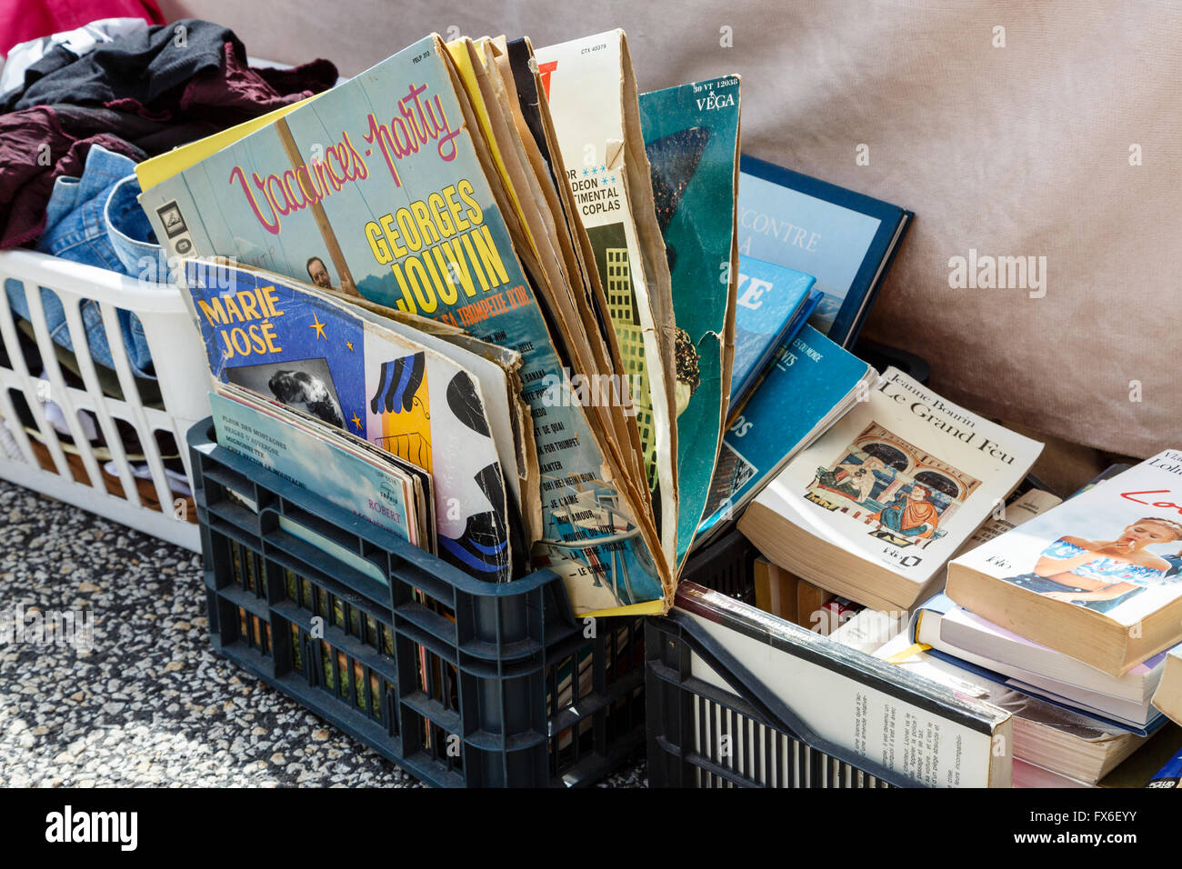I libri e le registrazioni in vendita presso un vide-grenier, Allègre, Haute Loire, Francia Foto Stock