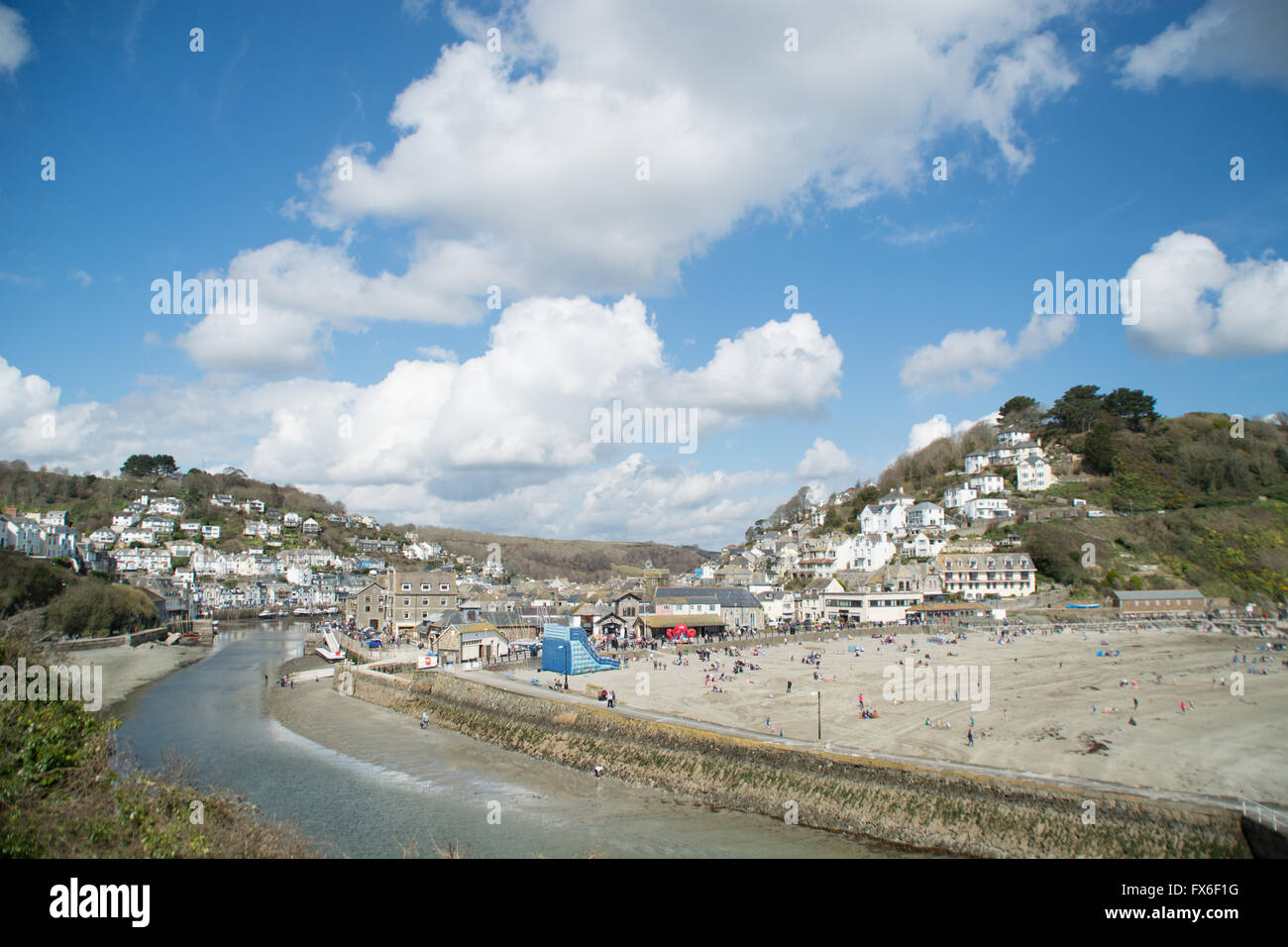 Una vista sul grazioso villaggio di Looe e il suo porto in una bella giornata estiva, Cornwall Foto Stock